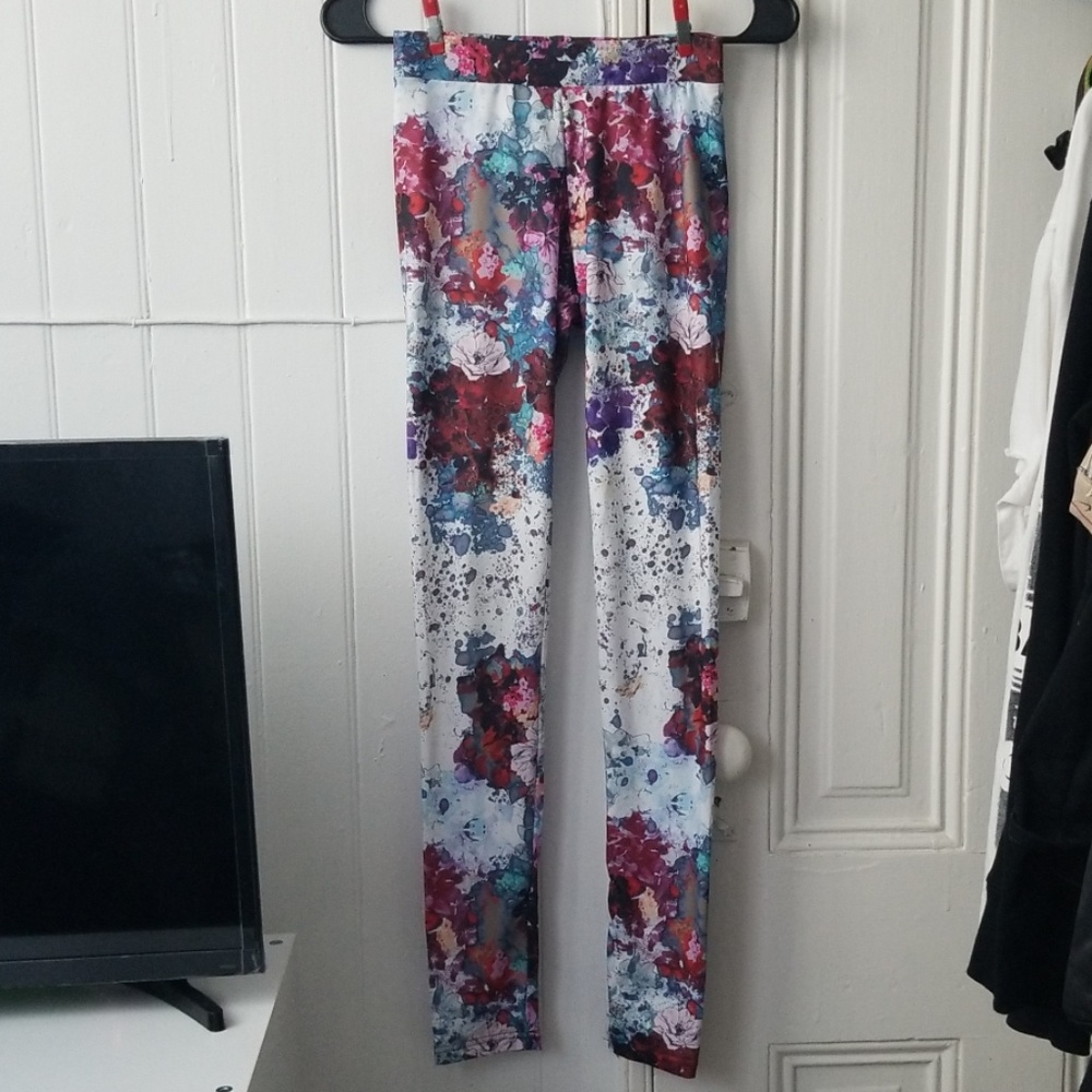 **NEW NEVER WORN LEGGING**